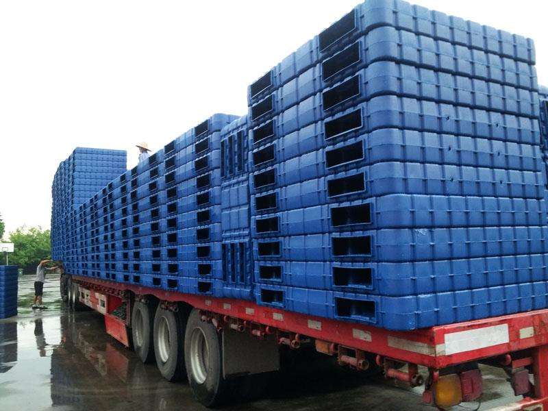 裝車的中空吹塑塑料托（tuō）盤