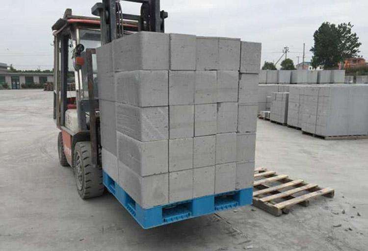 叉車與滿載（zǎi）的塑料托盤